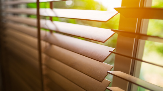 
										Houten jaloezieën met banden
																						